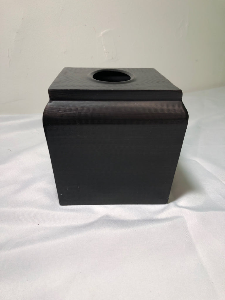 BLACK METAL TISSUE BOX COVER.