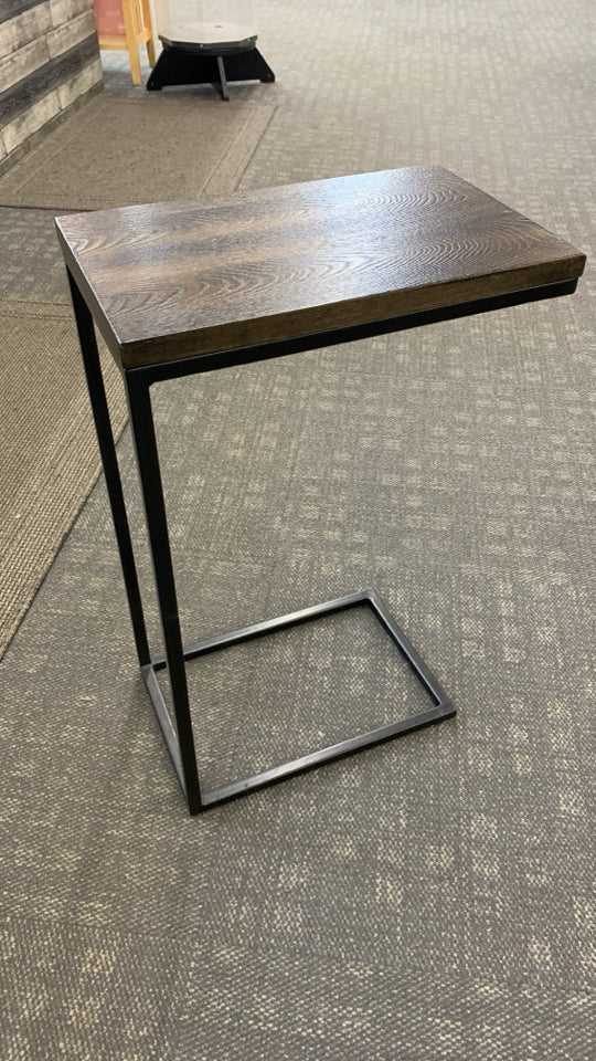 WOOD TOP SIDE TABLE W/BLACK METAL BASE.
