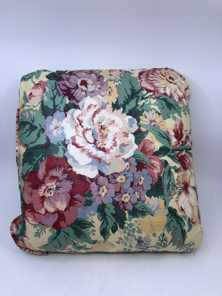 FLORAL SQUARE PILLOW.