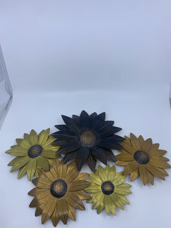 MULTICOLORED METAL FLORAL WALL HANGING.