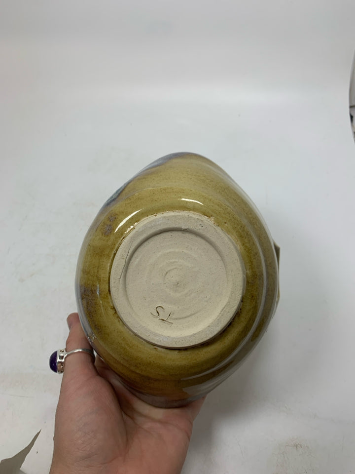 TAN W/ BLUE DETAILS BOWL W/ DOUBLE HANDLE.