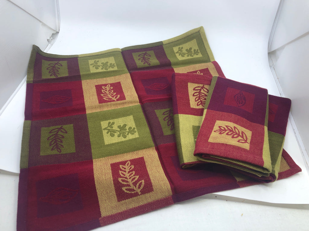 4 LEAF PLAID NAPKINS.