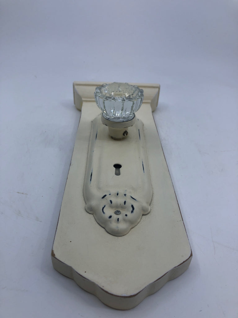 WHITE WOOD FAUX DOOR KNOB WALL HANGING.