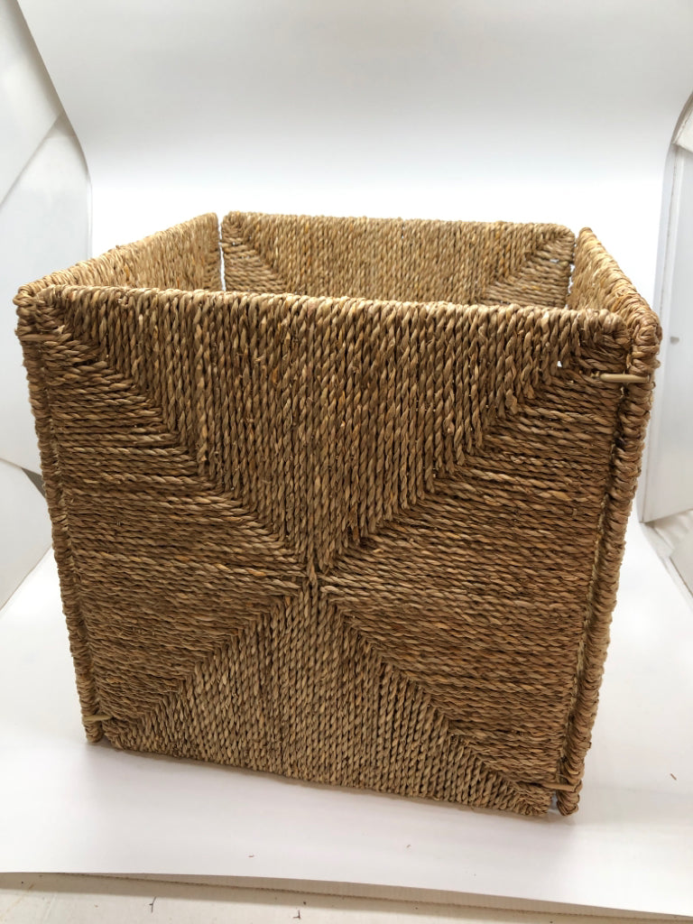 WOVEN WICKER STORAGE CUBE.
