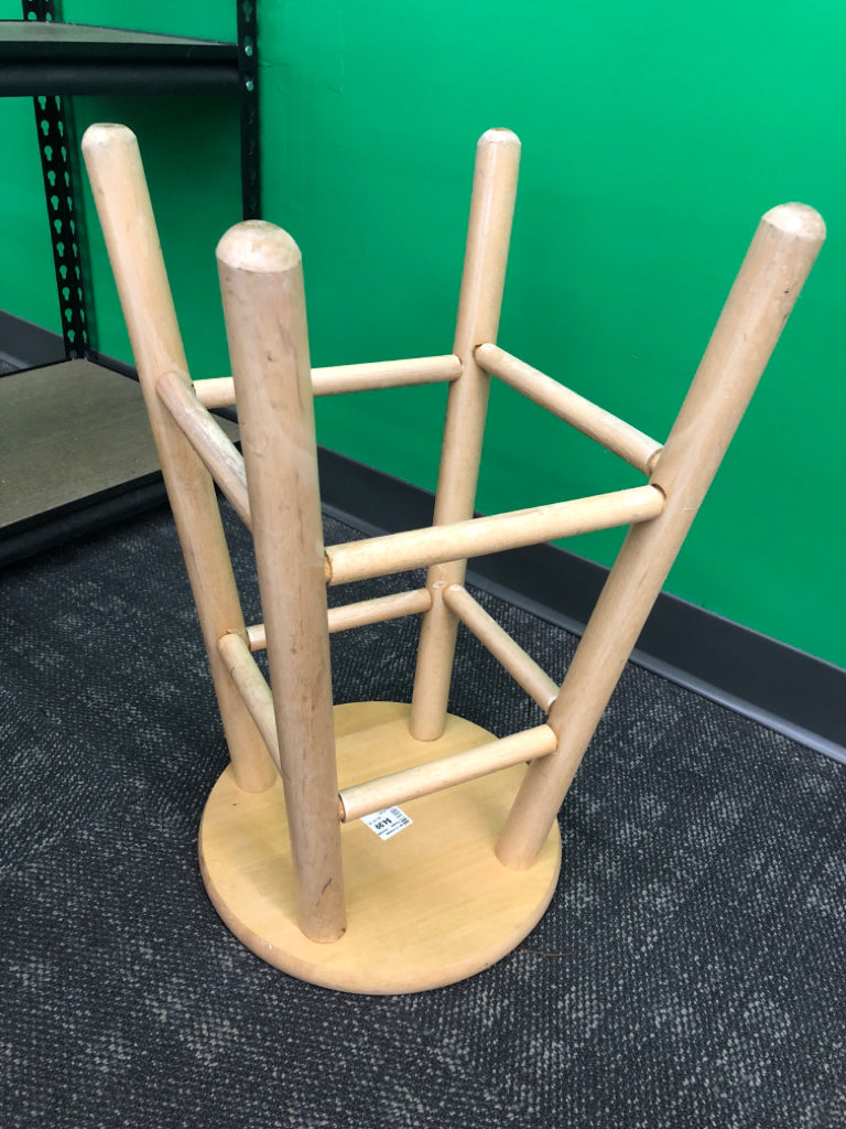 BLONDE WOOD STOOL.