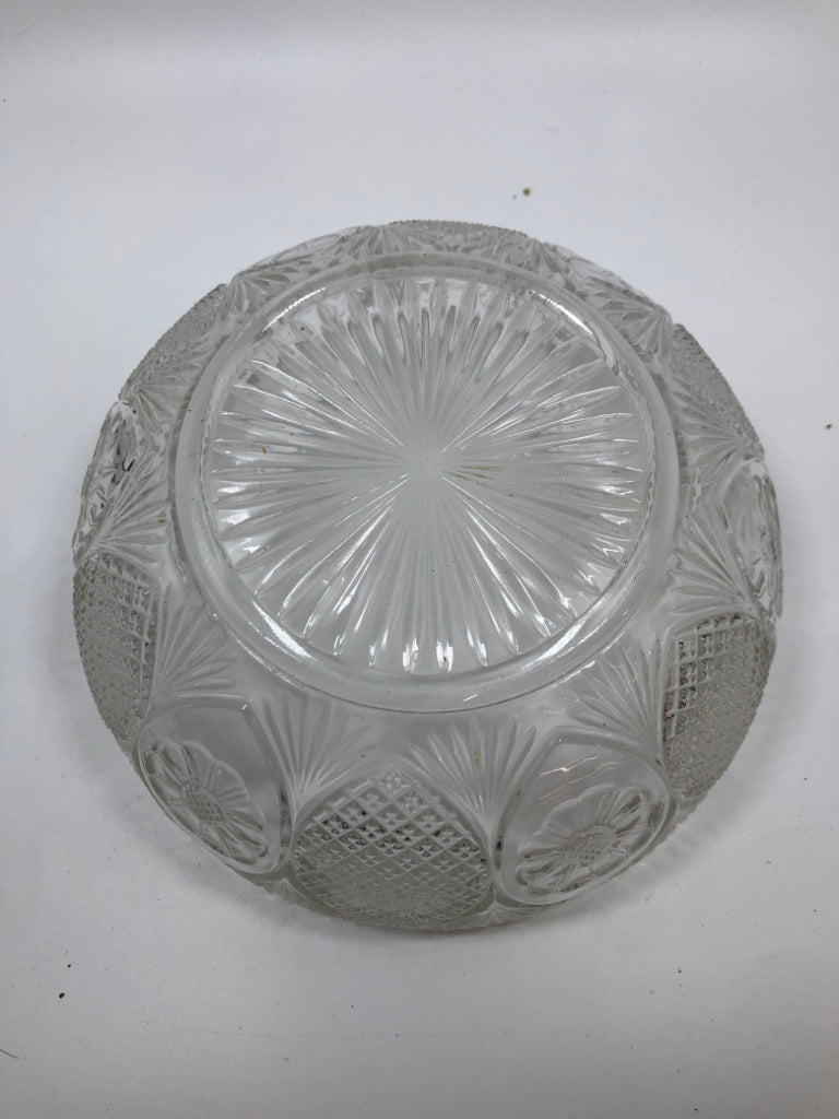 CLEAR GLASS BOWL SCALLOPED RIM/STARBURST PATTERN BOWL.