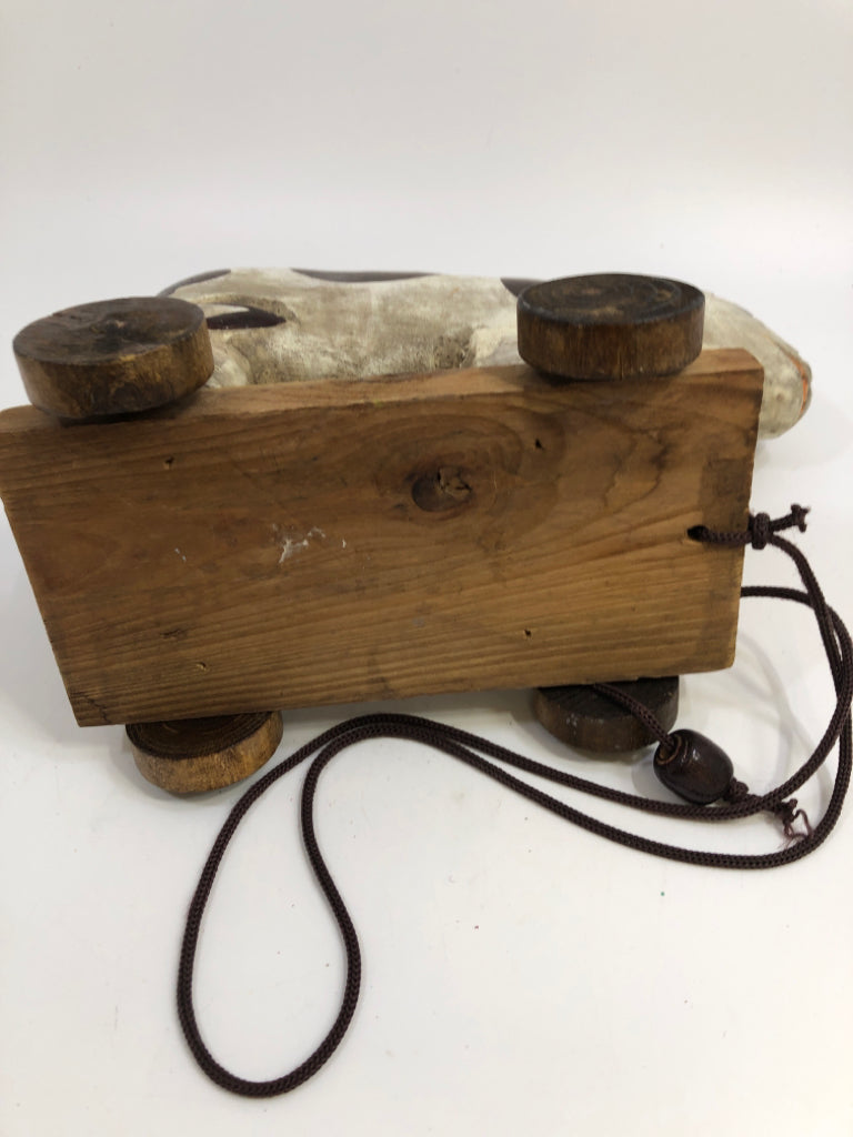 WOOD COW PULL TOY DECOR.