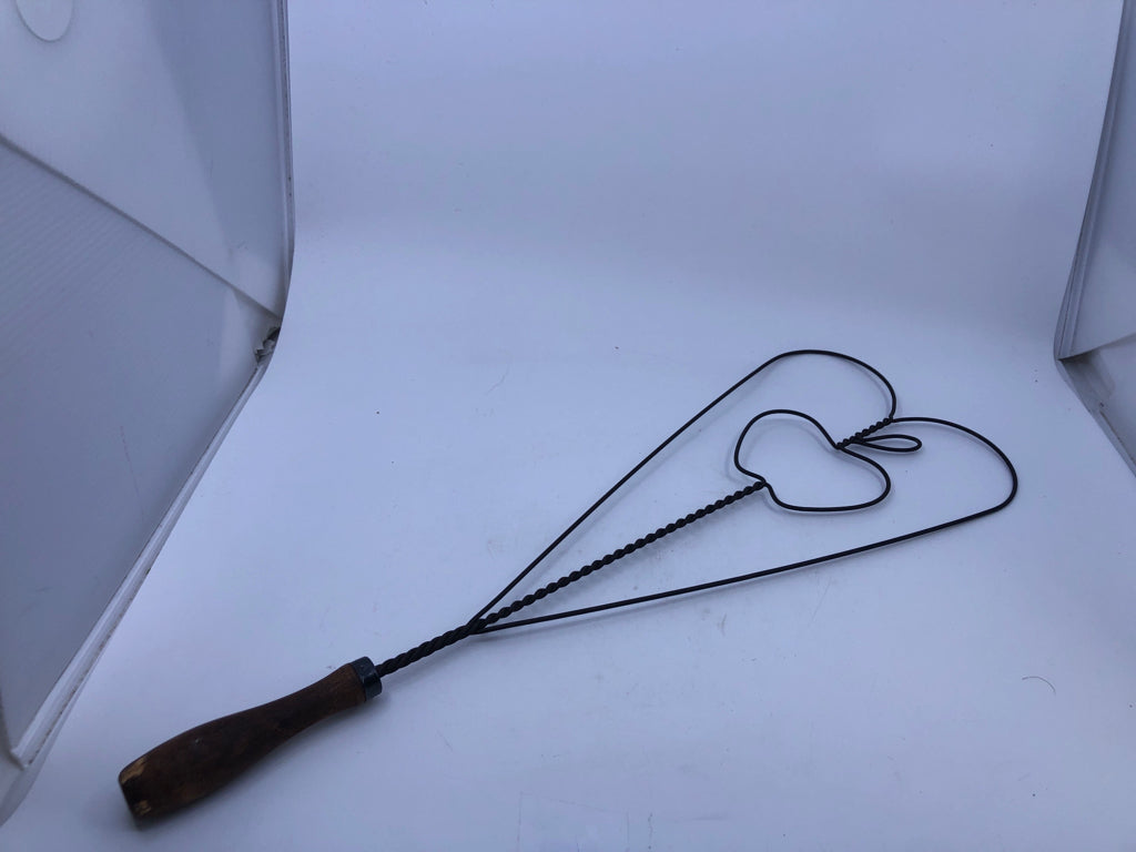 PRIMITIVE STYLE HEART SHAPED RUG BEATER W/ APPLE CENTER.