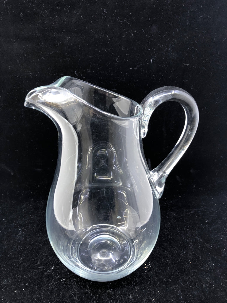 CLEAR GLASS PITCHER W/HANDLE.