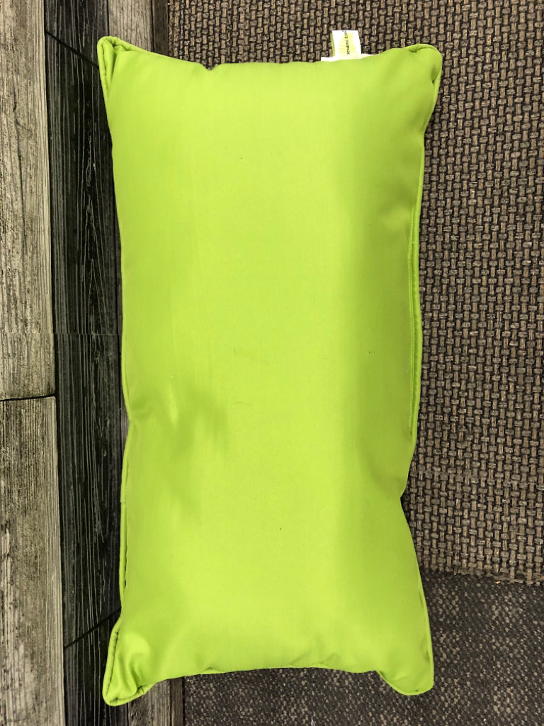 GREEN AND WHITE PATTERN OUTDOOR PILLOW.