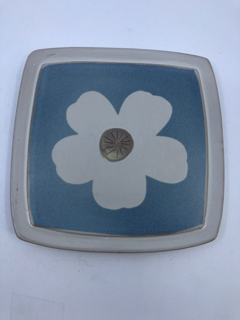 BLUE AND WHITE FLORAL RAISED EDGE SERVING PLATE.