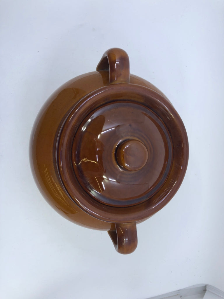 VTG LARGE CERAMIC COVERED BROWN/TAN BEAN CROCK.