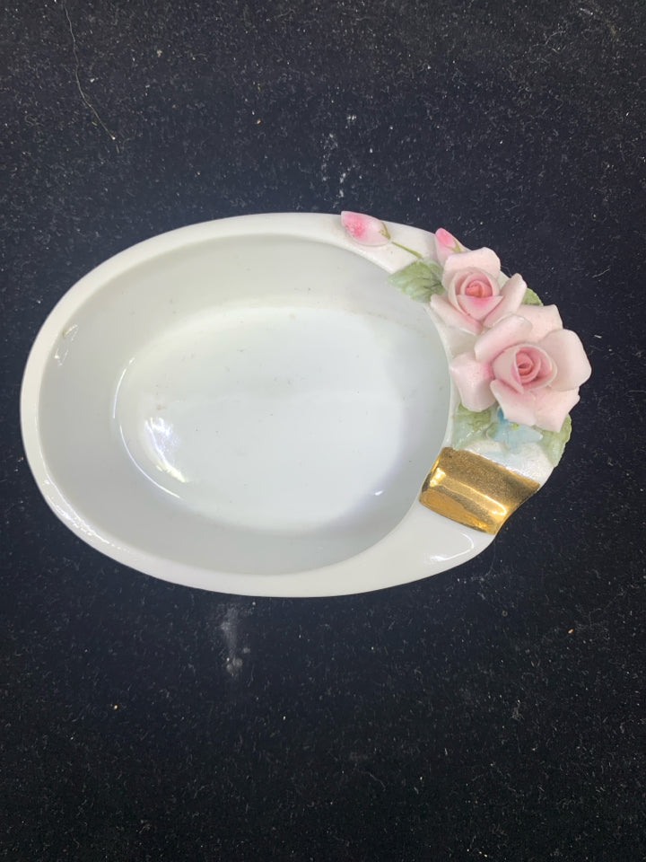 VTG WHITE OVAL ASH TRAY W/ EMBOSSED PINK FLOWERS.