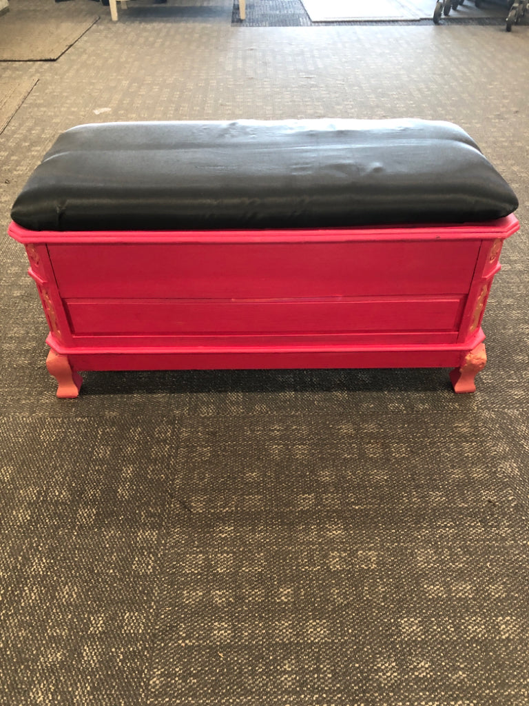 PINK & GOLD STORAGE BENCH W/BLACK FABRIC SEAT.