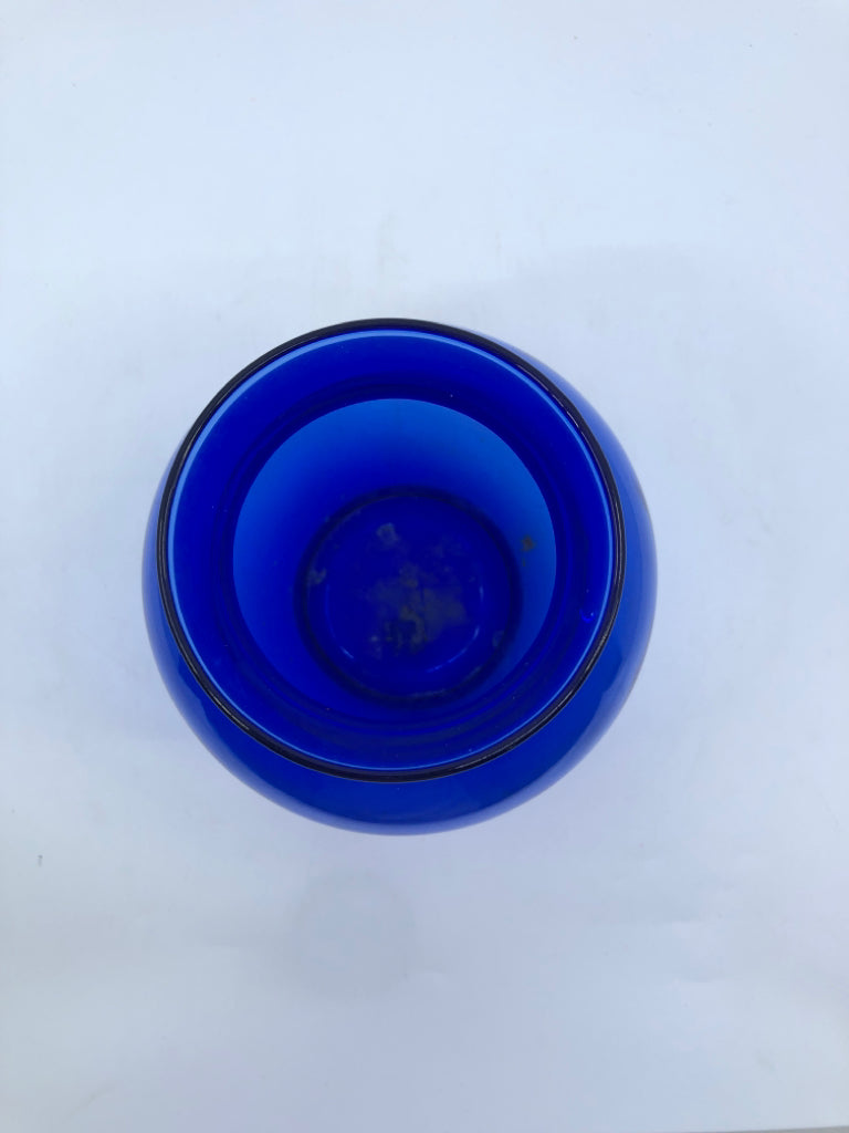 SHORT COBALT BLUE VASE.