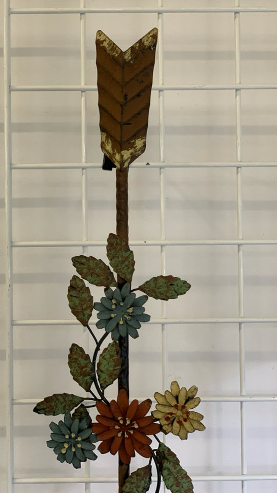 METAL ARROW AND FLOWERS WALL DECOR.