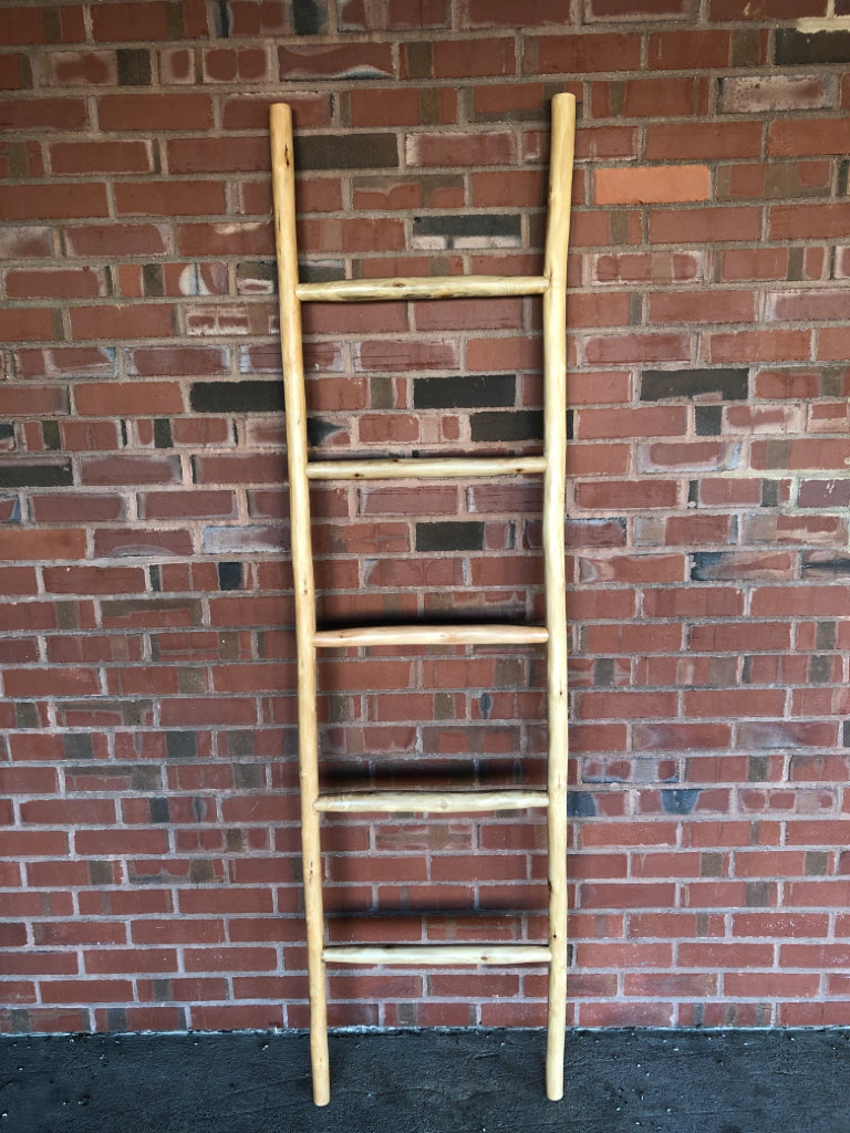 BLONDE 5 TIER BLANKET LADDER.