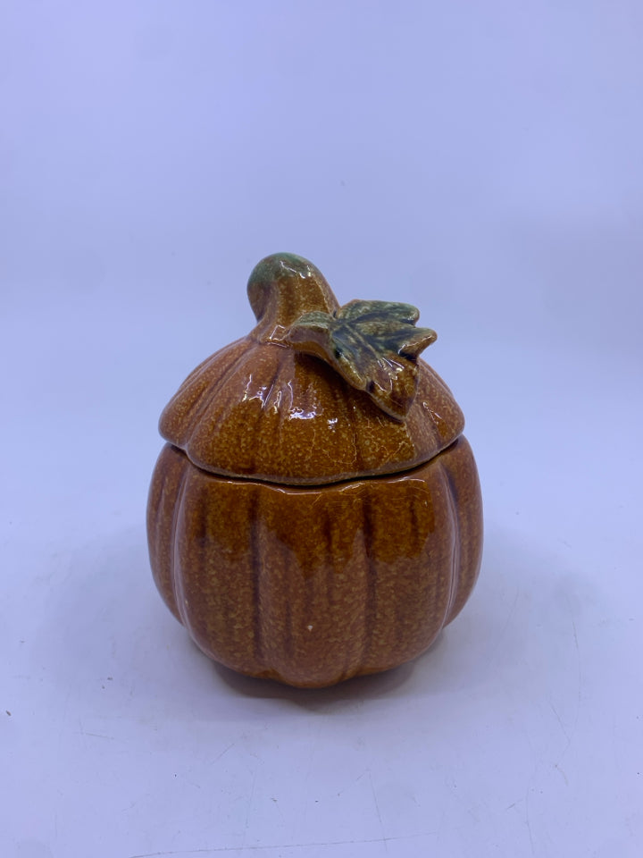 CERAMIC ORANGE TEXTURED PUMPKIN CONTAINER.
