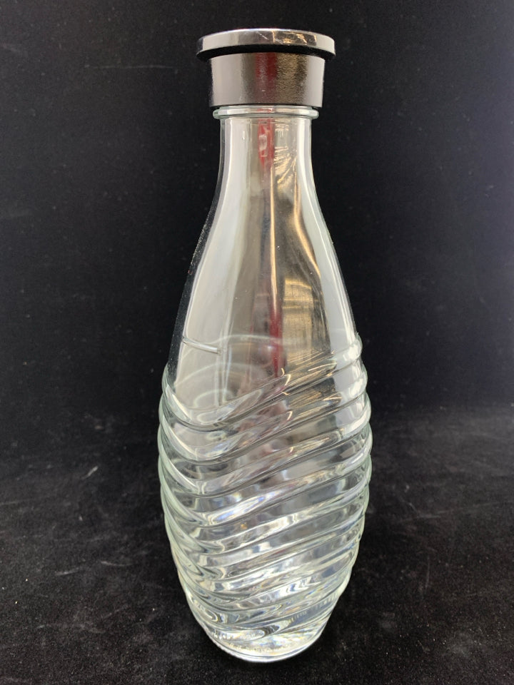 CLEAR GLASS RIBBED CARAFE W/BLACK SCREW TOP.