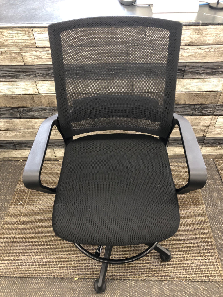 BLACK MESH OFFICE CHAIR W WHEELS.