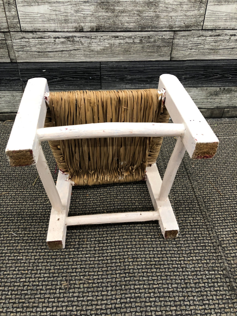 SMALL KIDS CHAIR W WICKER.