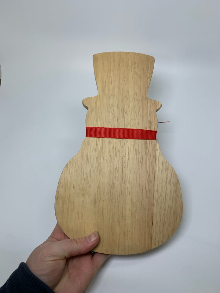 NWT SNOWMAN SHAPED CUTTING BOARD & SPREADER SET.