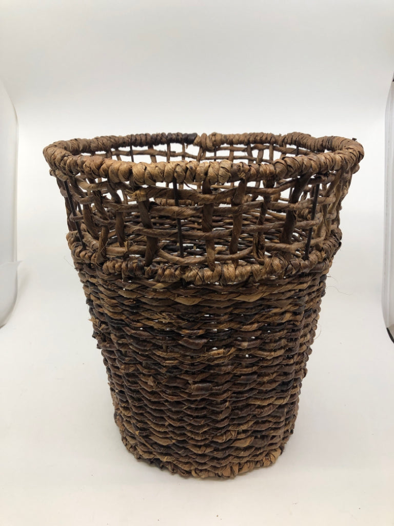 DARK WOVEN BASKET TRASH BIN.