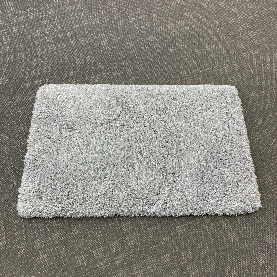 GRAY YIMOBRA FLUFF BATH MAT.