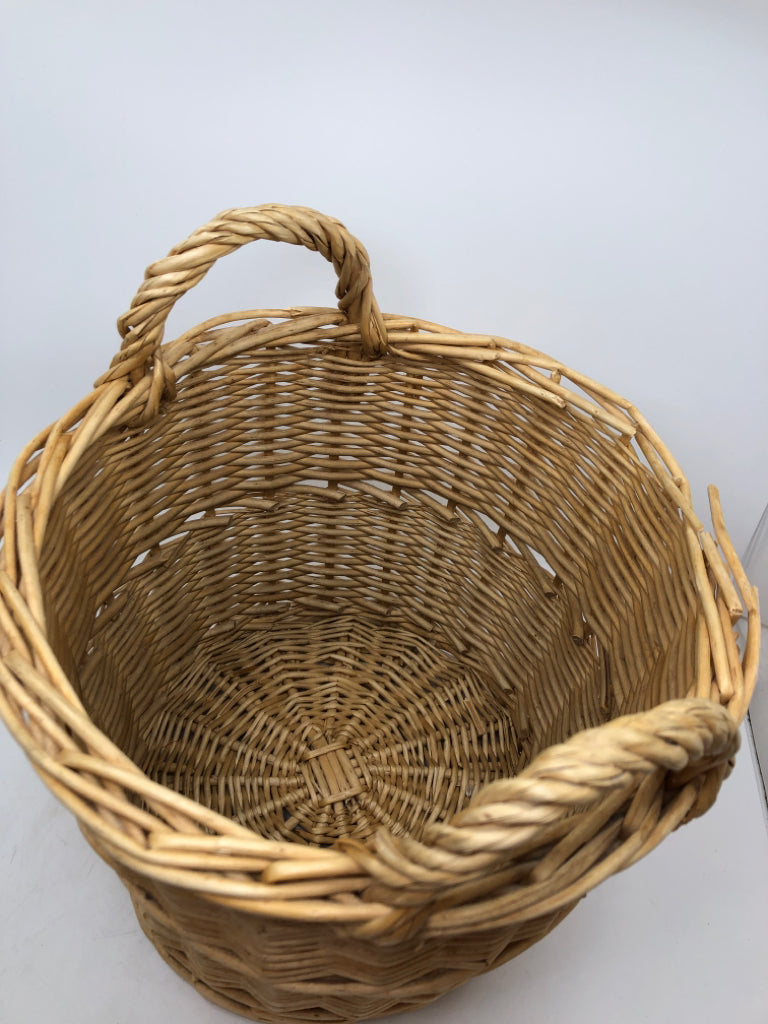 ROUND WICKER BASKET W/HANDLES.