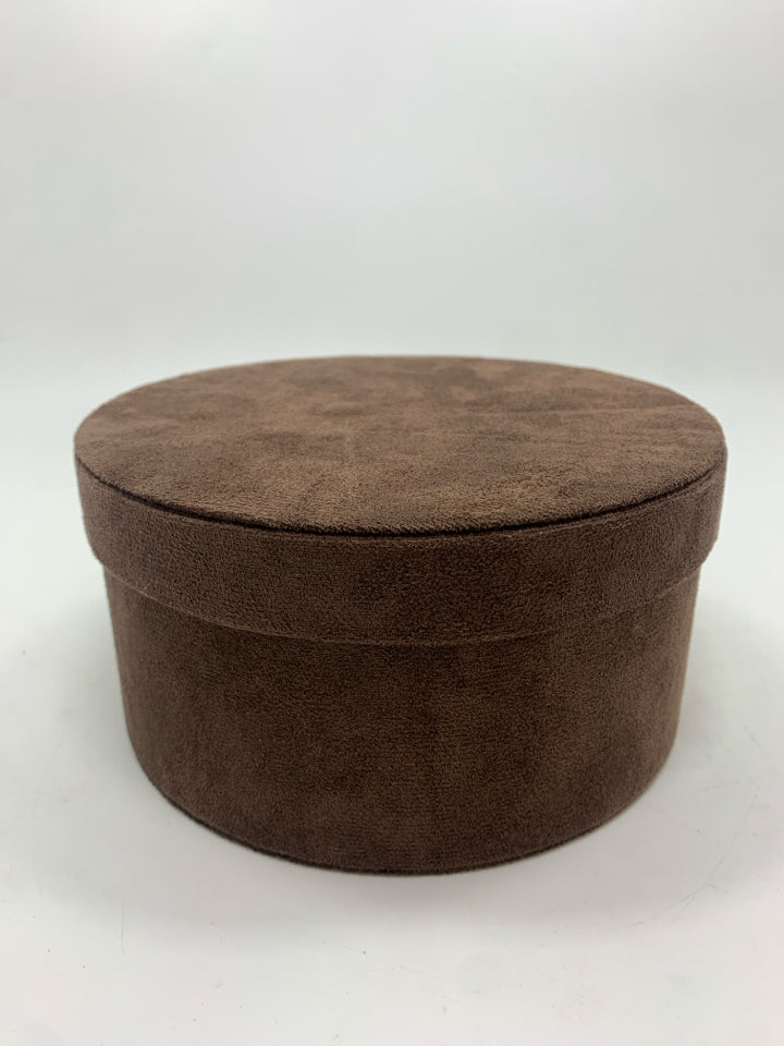 SOFT BROWN STORAGE BIN W/LID.
