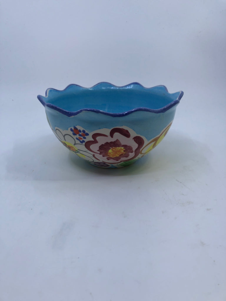 BLUE FLORAL WAVY EDGE BOWL.