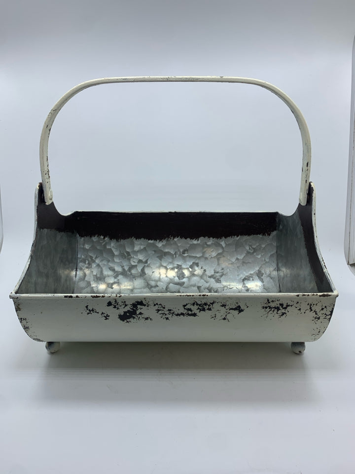 GALVANIZED WHITE METAL BASKET W/HANDLE.