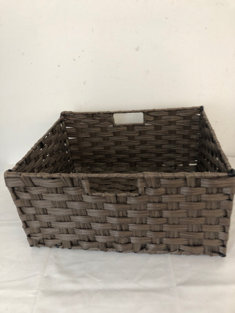 LIGHT BROWN REMOVABLE BOTTOM BASKET.