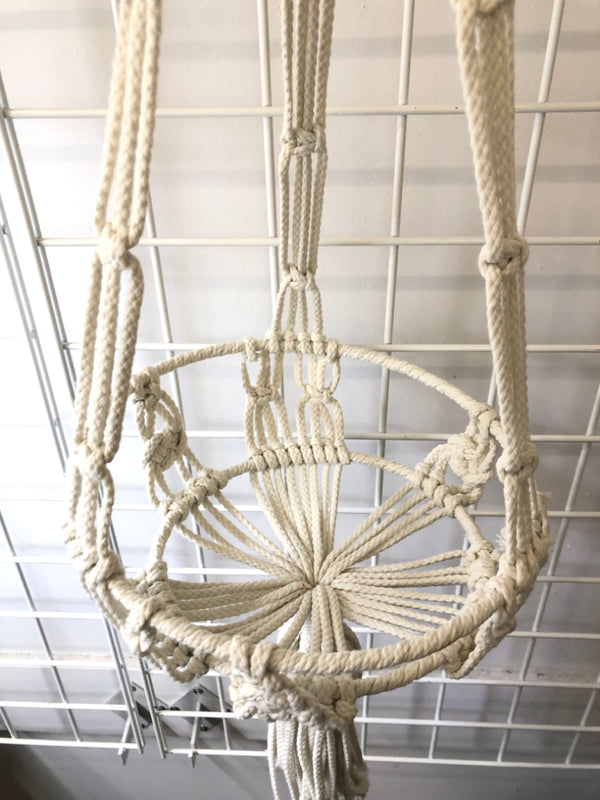 WHITE MACRAME PLANT HOLDER.