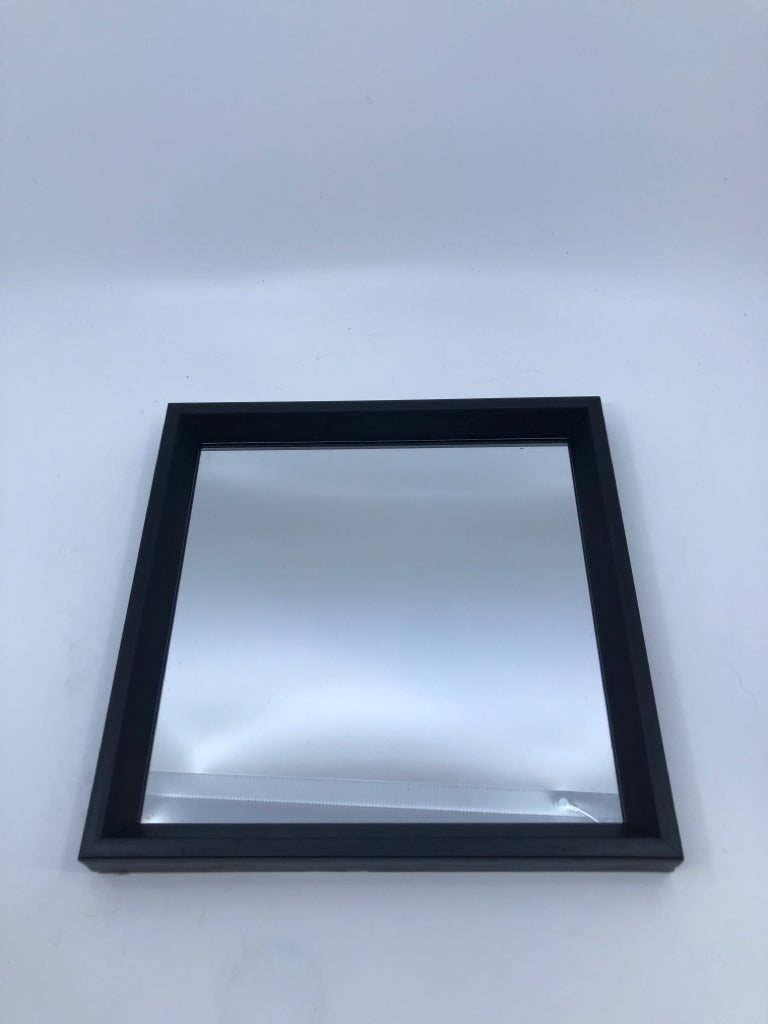 BLACK SQUARE MIRROR.