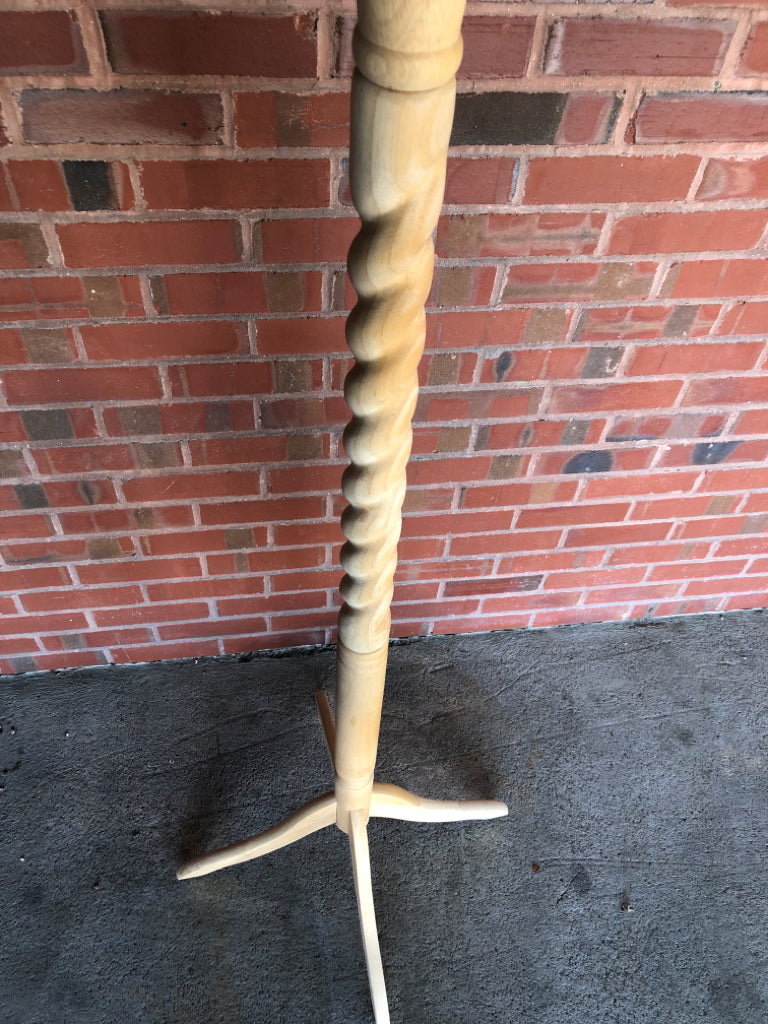 BLONDE WOOD COAT RACK W/SPINNING HOOKS.