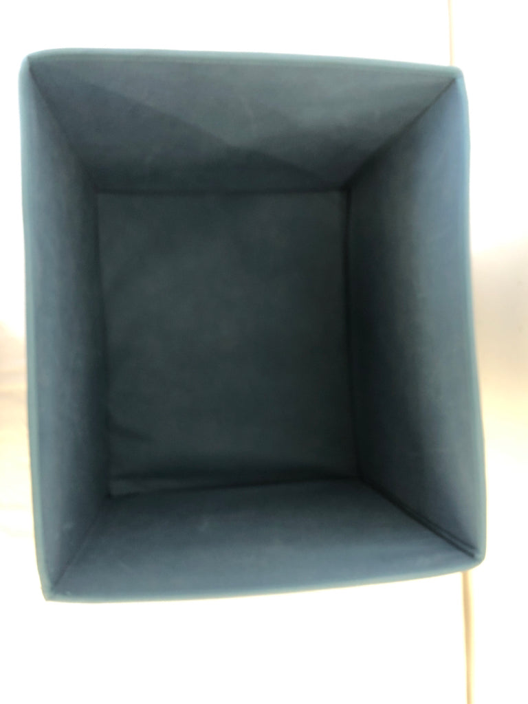 BLUE FOLDABLE STORAGE CUBE.