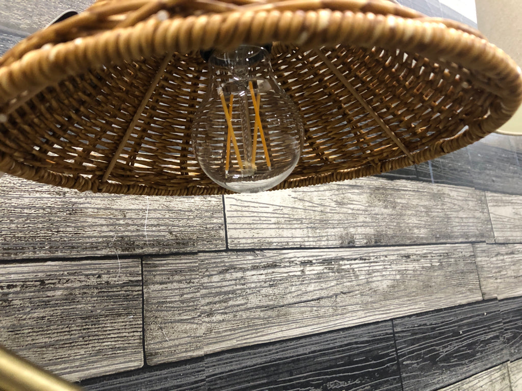 BROOKS BROTHERS RATTAN SHADE TABLE LAMP W/USB.