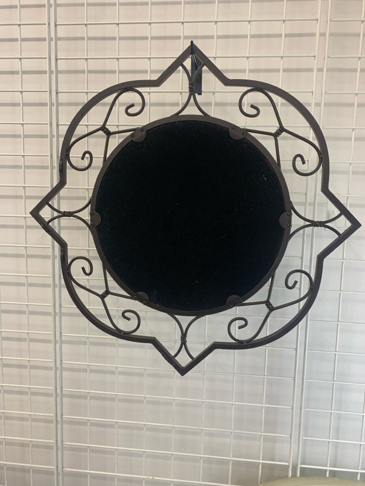 METAL DETAILED CIRCLE MIRROR.