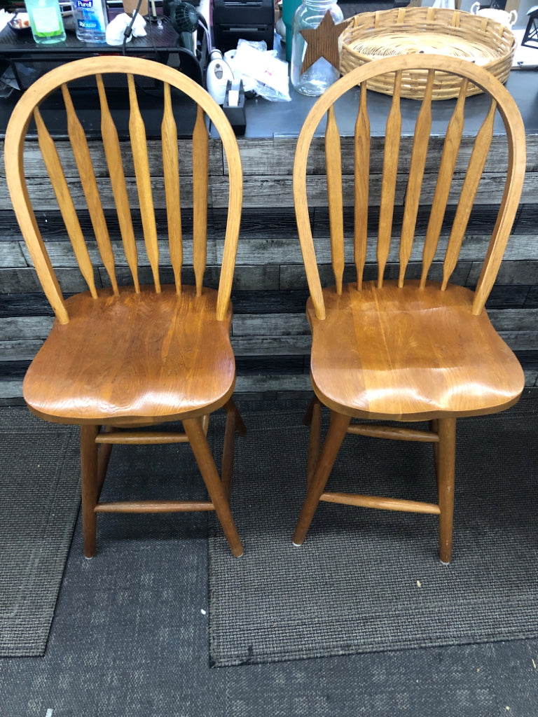 2 SOLID WOOD SWIVEL BAR STOOLS.