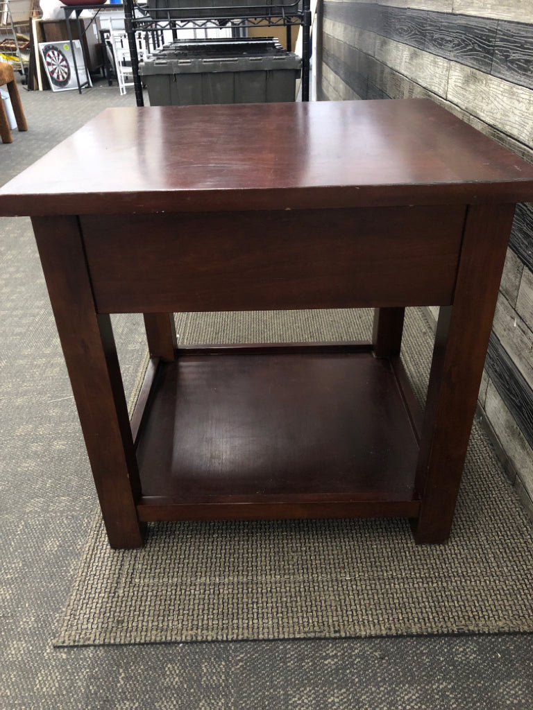 FAUX CHERRY COLORED WOOD SIDE TABLE W/ DRAWER.