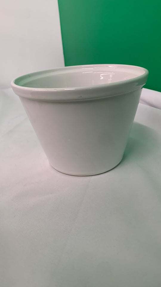 SMALL WHITE POPCORN BOWL.