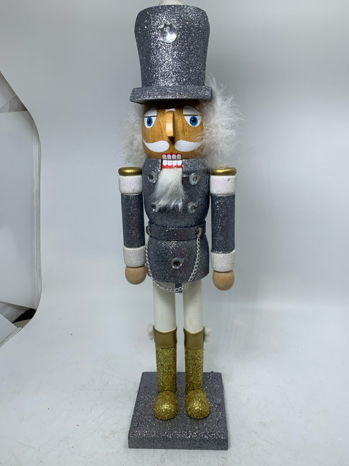 SILVER SPARKLE LARGE NUTCRACKER.
