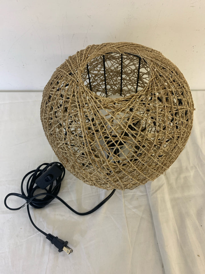 CIRCLE TWINE SHORT LAMP.