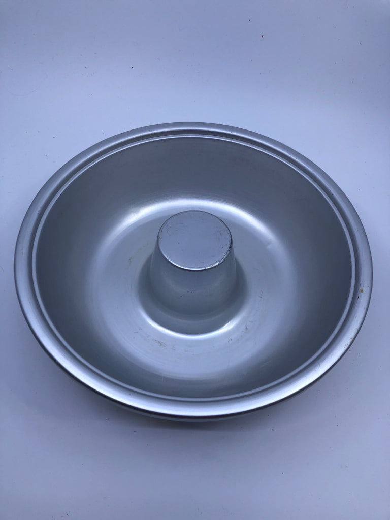 METAL ROUND BUNDT PAN.