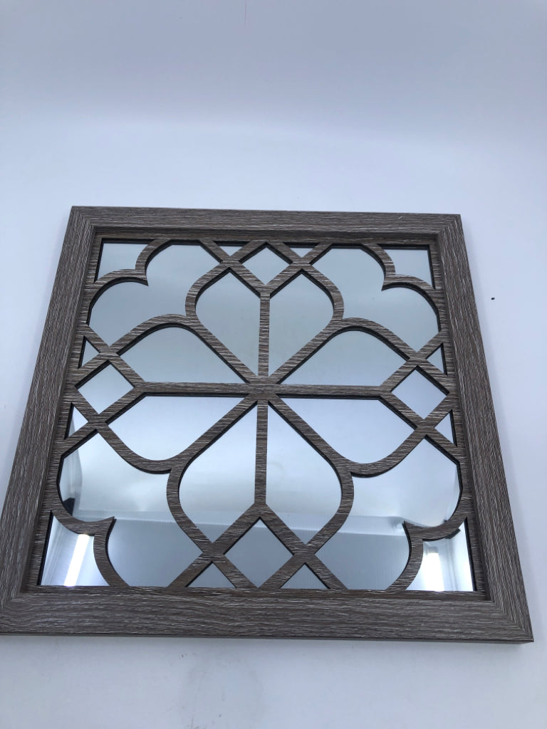 WOOD MEDALLION DESIGN MIRROR.