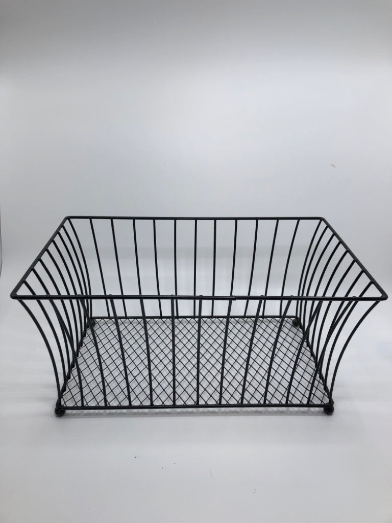 BLACK METAL RECTANGLE BASKET.