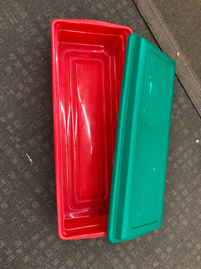 RED/GREEN STORAGE BOX FOR WRAPPING PAPER.
