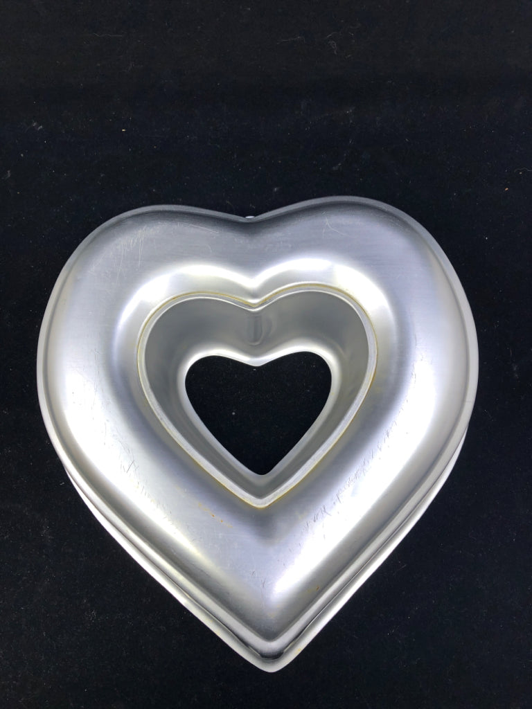 9 PC WILTON HEART PAN SET.