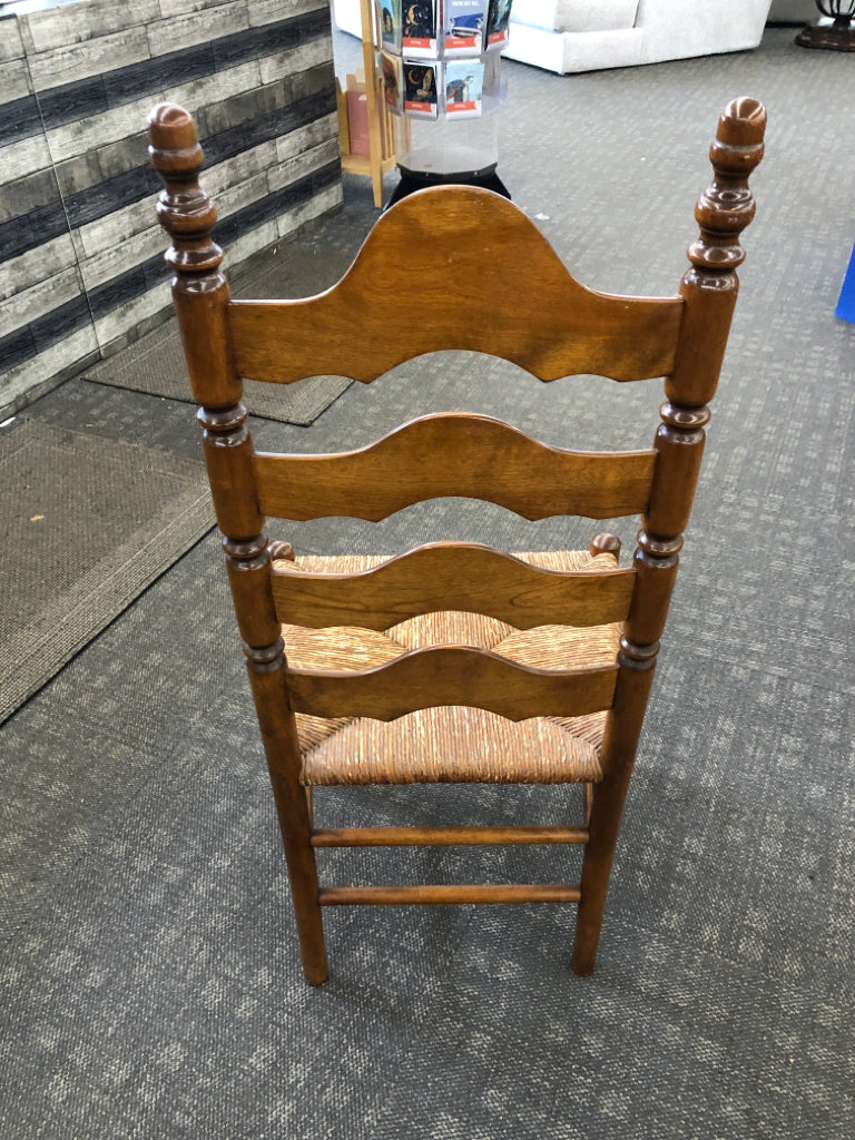 VTG LADDER BACK CHAIR.